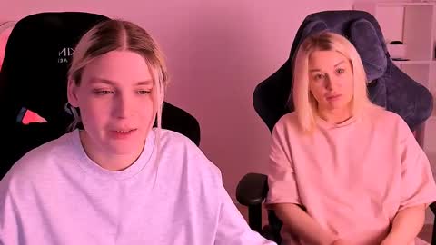 Snapshot of hottyblonds chatting on 12.19.24 Nessie and Jessie online show from 12.19.24