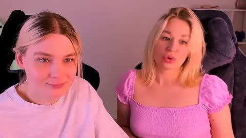 Snapshot of hottyblonds chatting on 12.20.24 Nessie and Jessie online show from 12.20.24