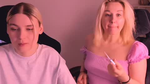 Snapshot of hottyblonds chatting on 01.01.25 Nessie and Jessie online show from 01.01.25