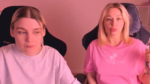 Snapshot of hottyblonds chatting on 01.03.25 Nessie and Jessie online show from 01.03.25