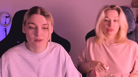 Snapshot of hottyblonds chatting on 01.05.25 Nessie and Jessie online show from 01.05.25