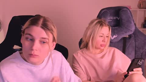 Snapshot of hottyblonds chatting on 01.06.25 Nessie and Jessie online show from 01.06.25
