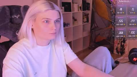 Snapshot of hottyblonds chatting on 02.19.25 Nessie and Jessie online show from 02.19.25
