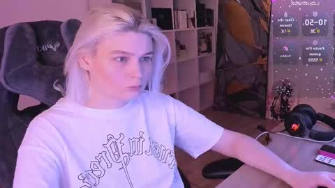 Snapshot of hottyblonds chatting on 02.19.25 Nessie and Jessie online show from 02.19.25