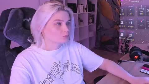 Snapshot of hottyblonds chatting on 02.19.25 Nessie and Jessie online show from 02.19.25