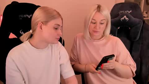 Snapshot of hottyblonds chatting on 03.06.25 Nessie and Jessie online show from 03.06.25