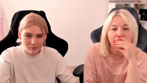 Snapshot of hottyblonds chatting on 03.07.25 Nessie and Jessie online show from 03.07.25