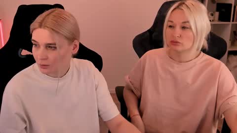 Snapshot of hottyblonds chatting on 03.08.25 Nessie and Jessie online show from 03.08.25