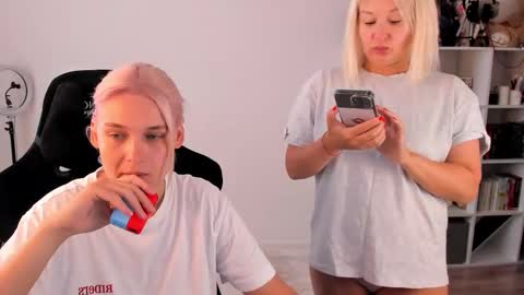 Snapshot of hottyblonds chatting on 09.18.25 Nessie and Jessie online show from 09.18.25