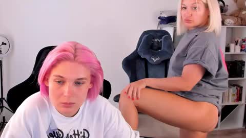 Snapshot of hottyblonds chatting on 09.20.25 Nessie and Jessie online show from 09.20.25
