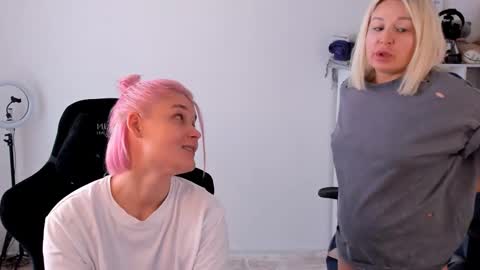 Snapshot of hottyblonds chatting on 09.25.25 Nessie and Jessie online show from 09.25.25