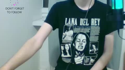 Snapshot of houdenni chatting on 02.08.25 twinkie online show from 02.08.25