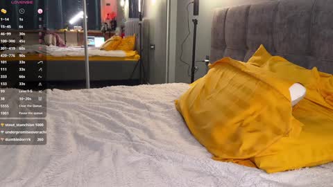 Snapshot of howtoreachorgasm chatting on 12.19.24 Elizabeth online show from 12.19.24