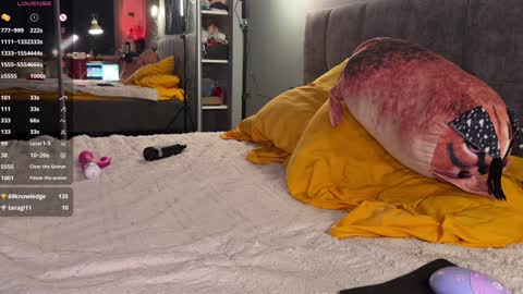 Snapshot of howtoreachorgasm chatting on 12.24.24 Elizabeth online show from 12.24.24