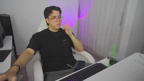 Snapshot of hun_damer chatting on 10.25.25 hun_damer online show from 10.25.25