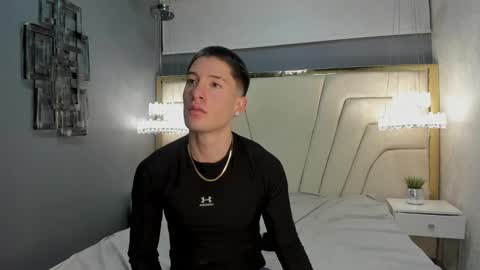 Snapshot of hunterheat_ chatting on 09.18.25 hunterheat_ online show from 09.18.25