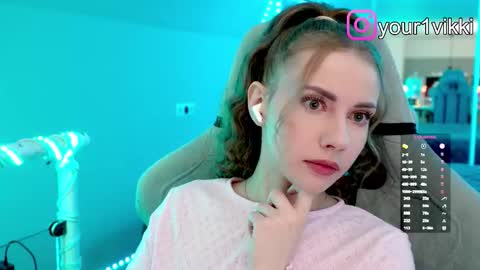 Snapshot of hustleebabyy_vikki chatting on 11.11.25 Vika online show from 11.11.25