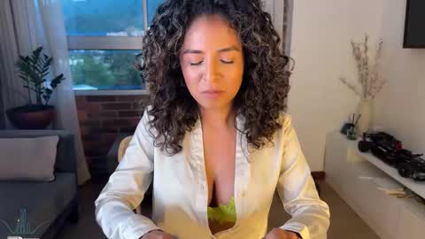 Snapshot of illaroom chatting on 01.23.25 Kloe online show from 01.23.25