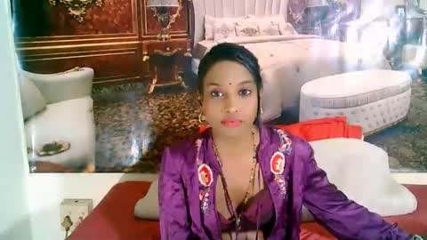 Snapshot of indianlovebug chatting on 10.08.25 Leah online show from 10.08.25