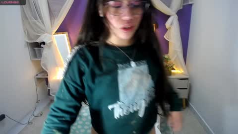 Snapshot of ingrid_casas chatting on 12.29.24 Ingrid petite online show from 12.29.24