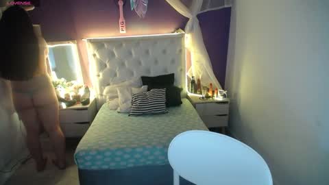 Snapshot of ingrid_casas chatting on 01.23.25 Ingrid petite online show from 01.23.25