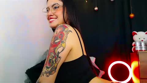 Snapshot of isa_maiden_ chatting on 12.30.24 online show from 12.30.24