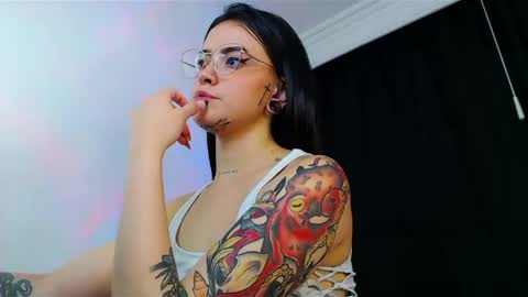 Snapshot of isa_maiden_ chatting on 01.29.25 online show from 01.29.25