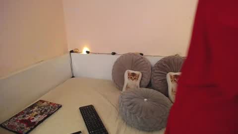 Snapshot of isabella__dark chatting on 12.18.24 online show from 12.18.24