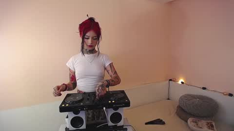 Snapshot of isabella__dark chatting on 12.20.24 online show from 12.20.24