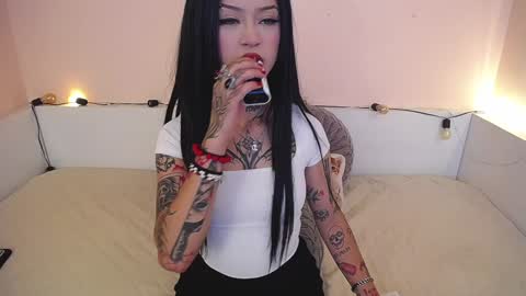 Snapshot of isabella__dark chatting on 12.20.24 online show from 12.20.24