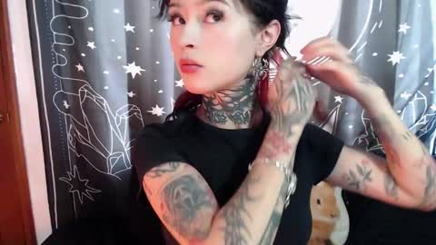 Snapshot of isabella__dark chatting on 01.20.25 online show from 01.20.25