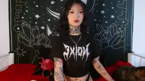 Snapshot of isabella__dark chatting on 10.17.25 online show from 10.17.25