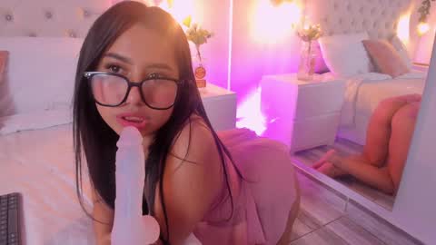 Snapshot of isabella_flowerss chatting on 02.05.25 online show from 02.05.25