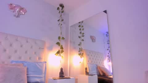 Snapshot of isabella_flowerss chatting on 02.19.25 online show from 02.19.25