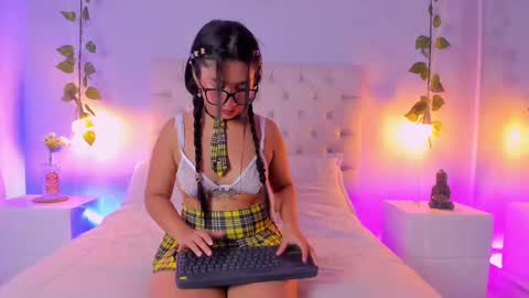 Snapshot of isabella_flowerss chatting on 02.20.25 online show from 02.20.25