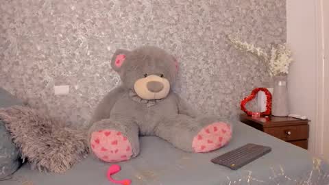 Snapshot of isabella_roberts13 chatting on 02.15.25 isa online show from 02.15.25