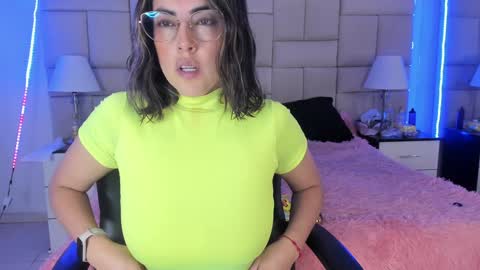 Snapshot of isis_loveyes_ chatting on 12.23.24 Pauli online show from 12.23.24