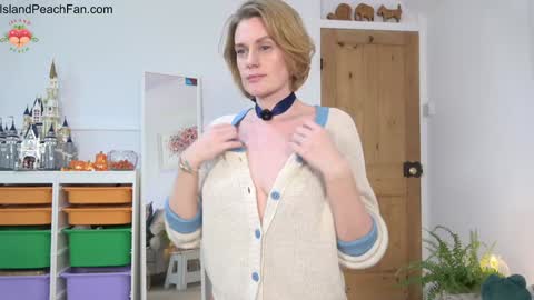 Snapshot of island_peach chatting on 10.12.25 Lou  Peaches online show from 10.12.25