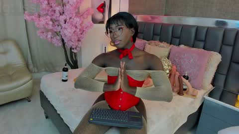 Snapshot of isseymz chatting on 12.10.24 Iseey online show from 12.10.24