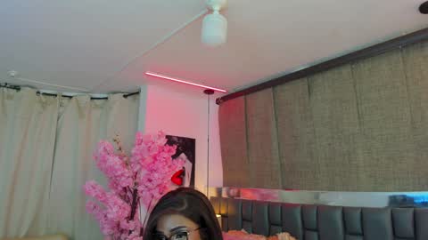 Snapshot of isseymz chatting on 12.18.24 Iseey online show from 12.18.24