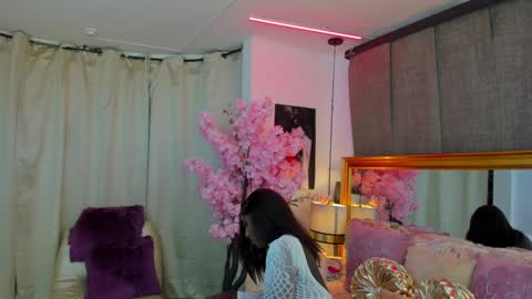 Snapshot of isseymz chatting on 12.24.24 Iseey online show from 12.24.24