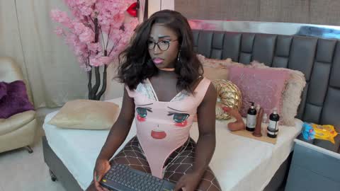 Snapshot of isseymz chatting on 01.05.25 Iseey online show from 01.05.25