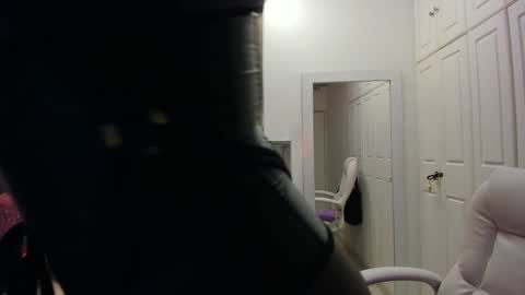 Snapshot of isseymz chatting on 01.28.25 Iseey online show from 01.28.25