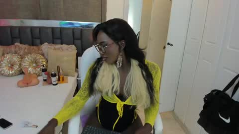 Snapshot of isseymz chatting on 02.06.25 Iseey online show from 02.06.25