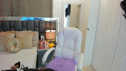 Snapshot of isseymz chatting on 02.10.25 Iseey online show from 02.10.25