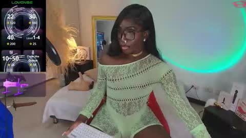 Snapshot of isseymz chatting on 09.24.25 Iseey online show from 09.24.25