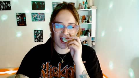 Snapshot of issis_demon chatting on 12.07.24 Yiz online show from 12.07.24