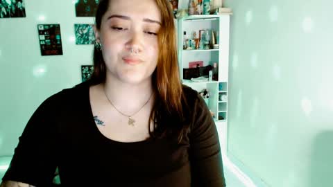 Snapshot of issis_demon chatting on 12.08.24 Yiz online show from 12.08.24