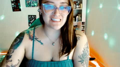 Snapshot of issis_demon chatting on 01.13.25 Yiz online show from 01.13.25