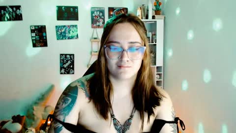 Snapshot of issis_demon chatting on 02.08.25 Yiz online show from 02.08.25